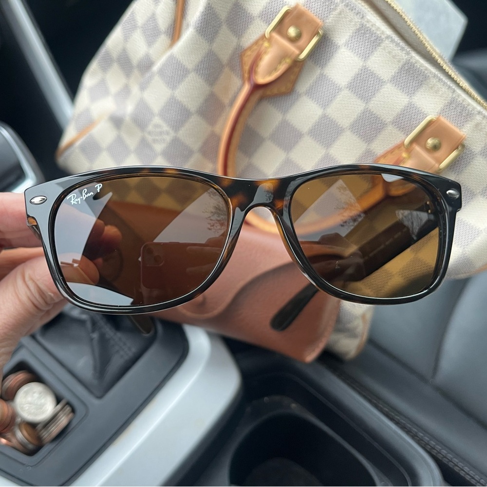 Ray-Ban RB2132 New Wayfarer polarized sunglasses with case
